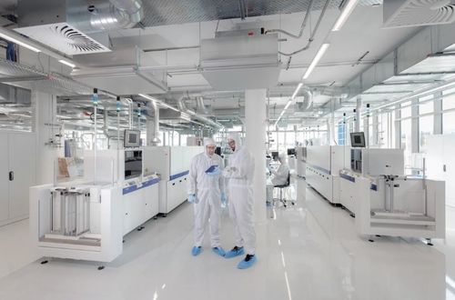 最新の企業ニュース フラウンホーファー ISE の 研究 者 たち は,HJT 細胞 の 銀 を 減少 する ため,細い スクリーン 印刷 を 用いる